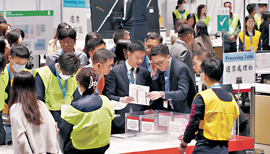 ●工作人員正細心鑑別選票。 香港文匯報記者曾興偉  攝