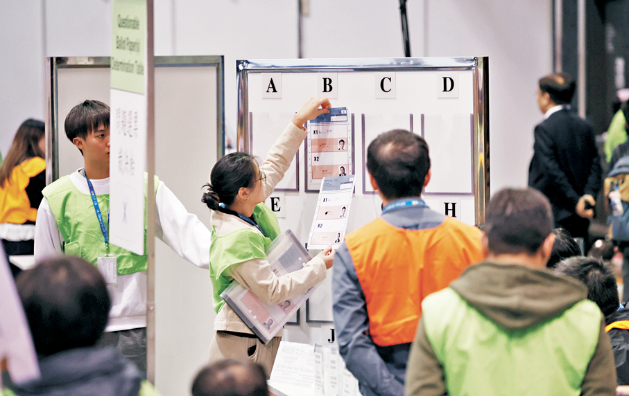 ●工作人員認真檢查選票。 香港文匯報記者曾興偉  攝