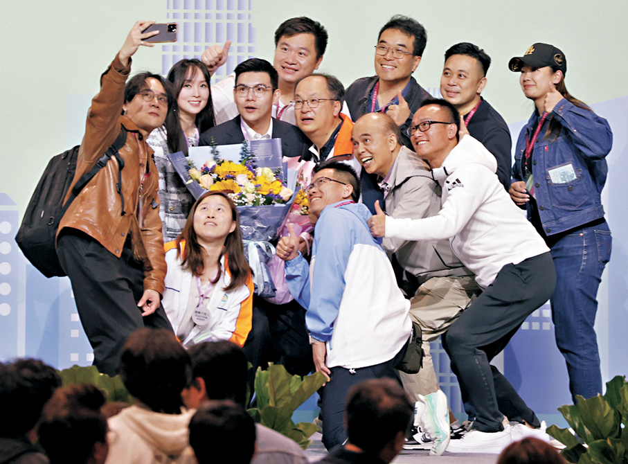 ●譚鎮國當選後與團隊合照。 香港文匯報記者北山彥  攝