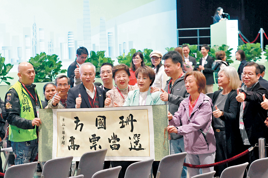 ●方國珊獲贈「高票當選」書法。  香港文匯報記者北山彥  攝 