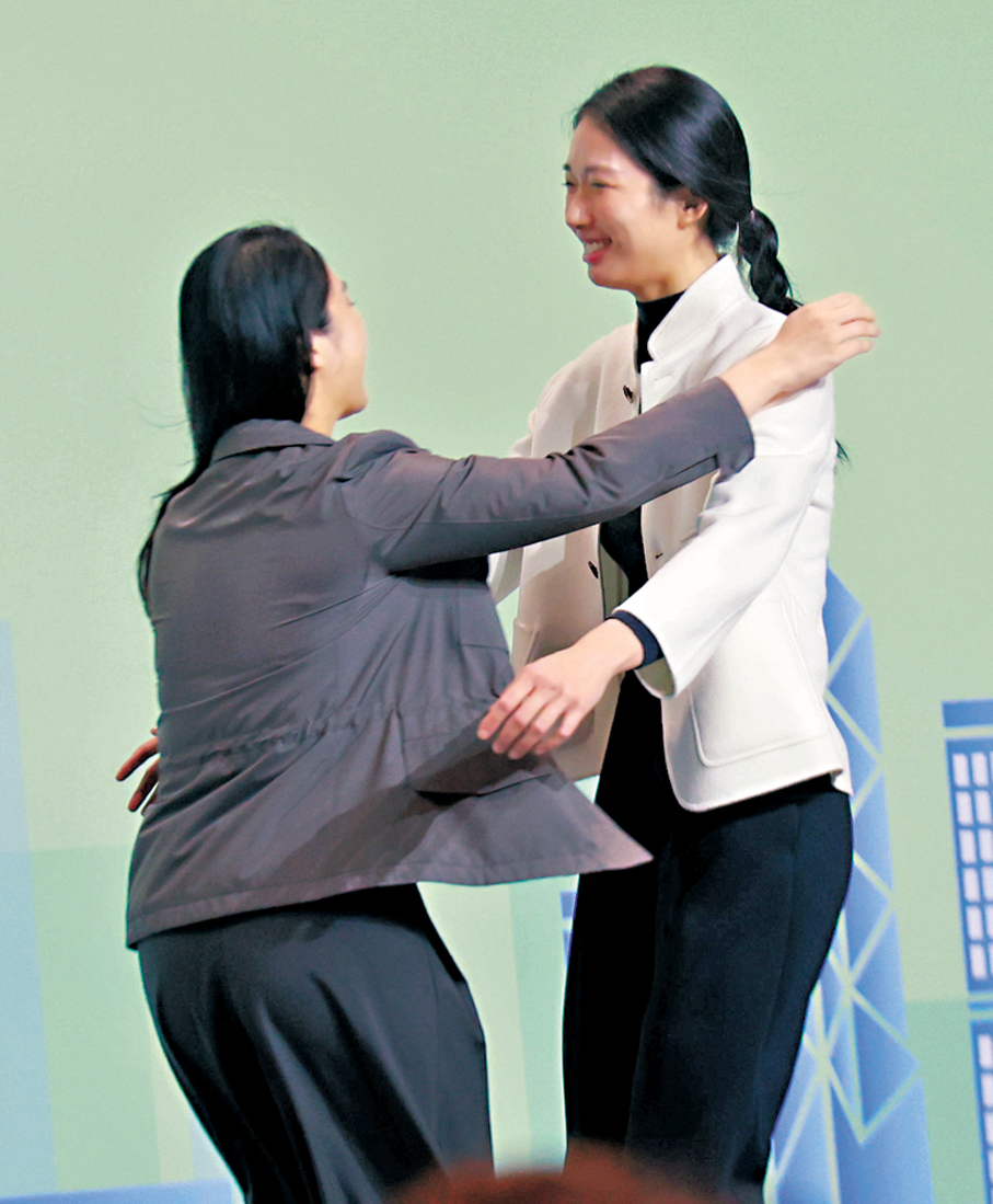 ●江旻憓與團隊成員相擁。 香港文匯報記者北山彥  攝