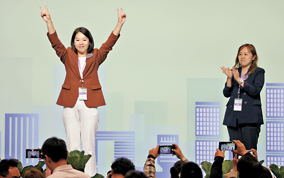 ●盧婉婷（右）祝賀郭芙蓉（左）當選。 香港文匯報記者北山彥  攝