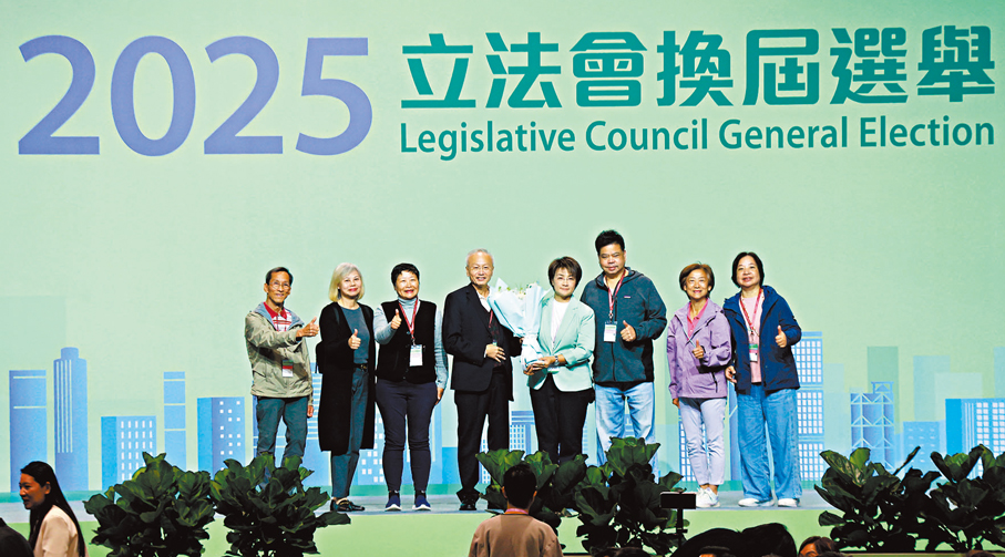 ●方國珊（右四）以58,828票成為地方選區的「票后」。   香港文匯報記者北山彥  攝