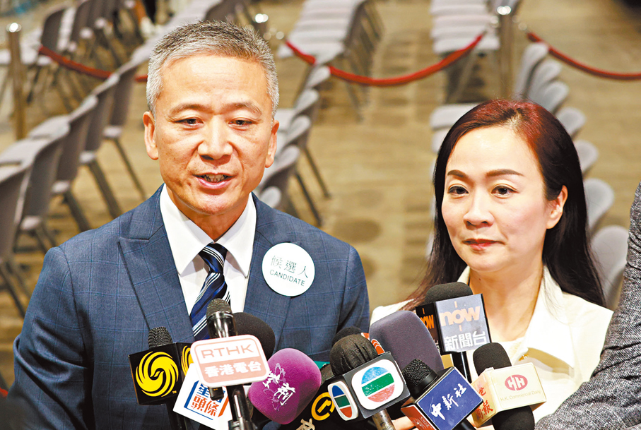 ●選委會界別方面，姚柏良（左）與陳凱欣（右），分別以1,397票及1,386票成為「票王」及「票后」。  香港文匯報記者北山彥  攝