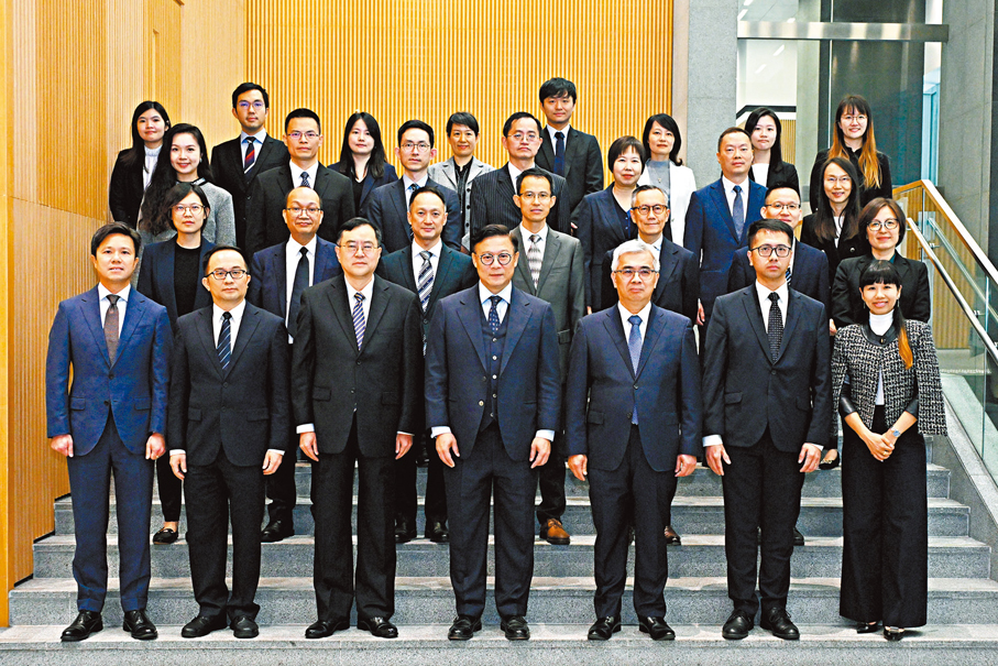 ●張國鈞（前排左四）、廣東省司法廳廳長陳旭東（前排左三）和澳門特別行政區政府行政法務司司長黃少澤（前排右三）和三地法律部門人員出席會議前合照。