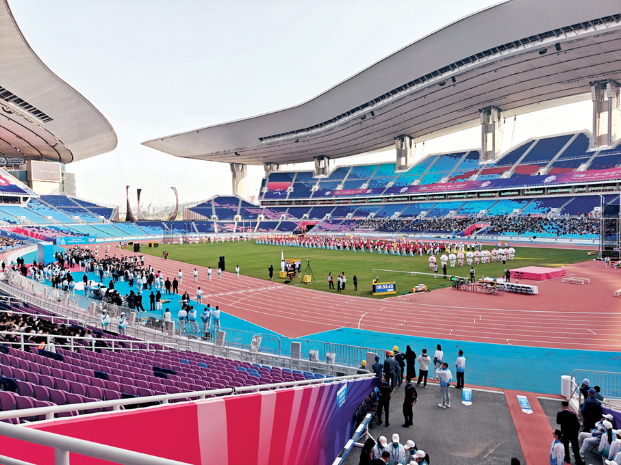 ●殘特奧會田徑項目賽前進行開賽儀式。 香港文匯報記者帥誠  攝