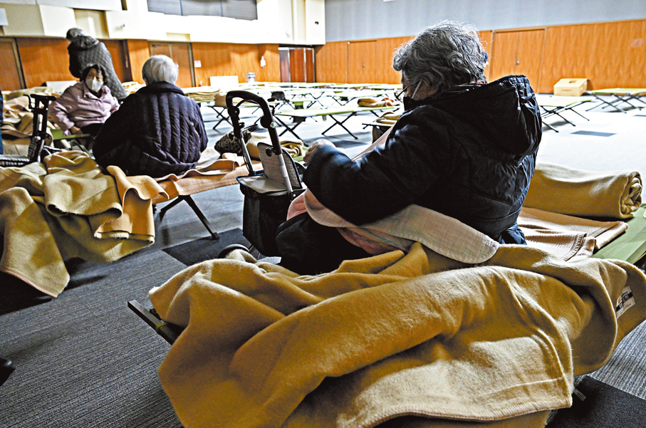 ●北海道日高町民眾被疏散到避難所。 美聯社