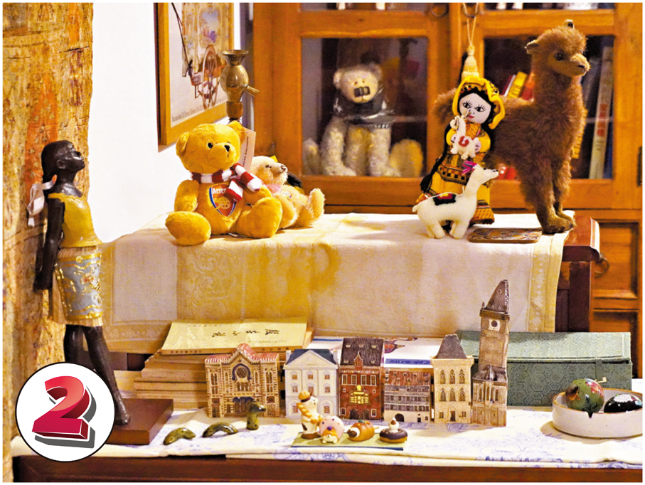 ●玩偶被擺放出神采奕奕的姿態，陶瓷屋與水蛇工藝品共同構成「門前有河」的微型景觀。