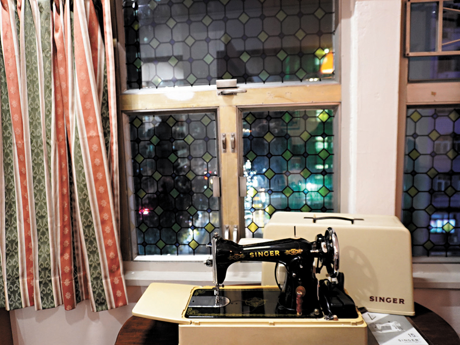 ●客廳旁陳列着西西縫紉時所用的衣車，以及昔日的家居窗簾與窗貼。