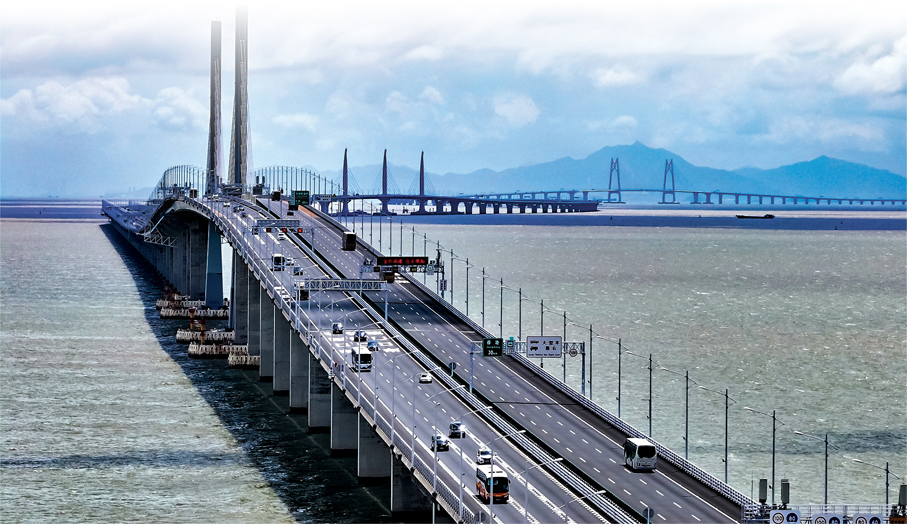 ●粵車南下計劃將於本月23日起開放合資格粵車進入市區。圖為車輛經港珠澳大橋出行。 資料圖片