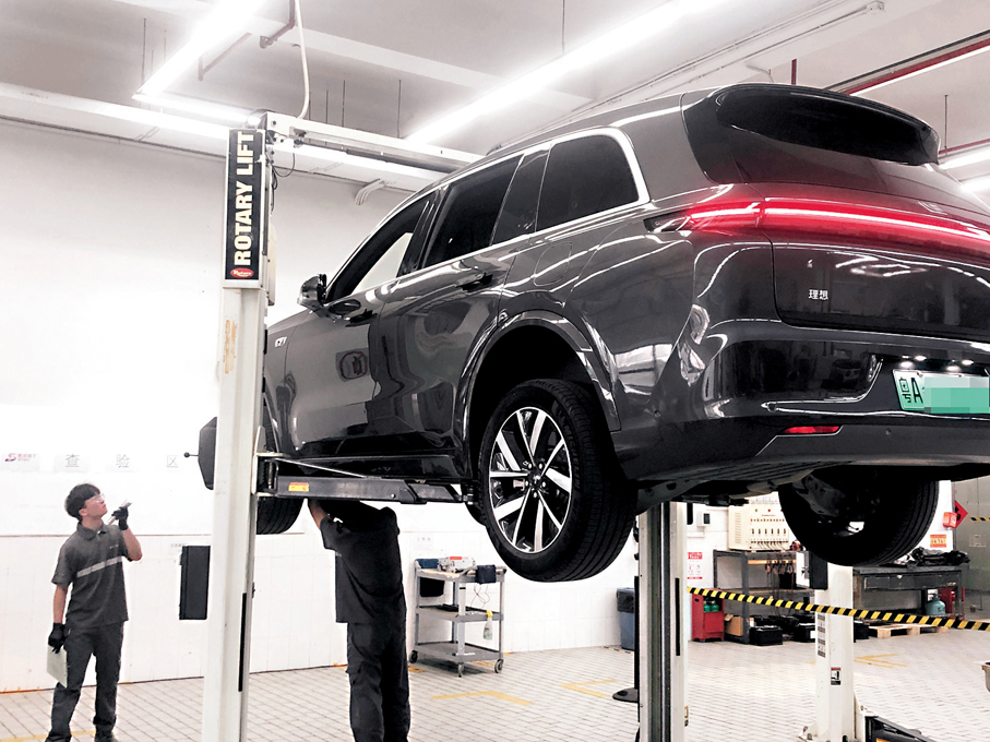 ●查驗中心職員查驗粵車。 香港文匯報記者方俊明  攝