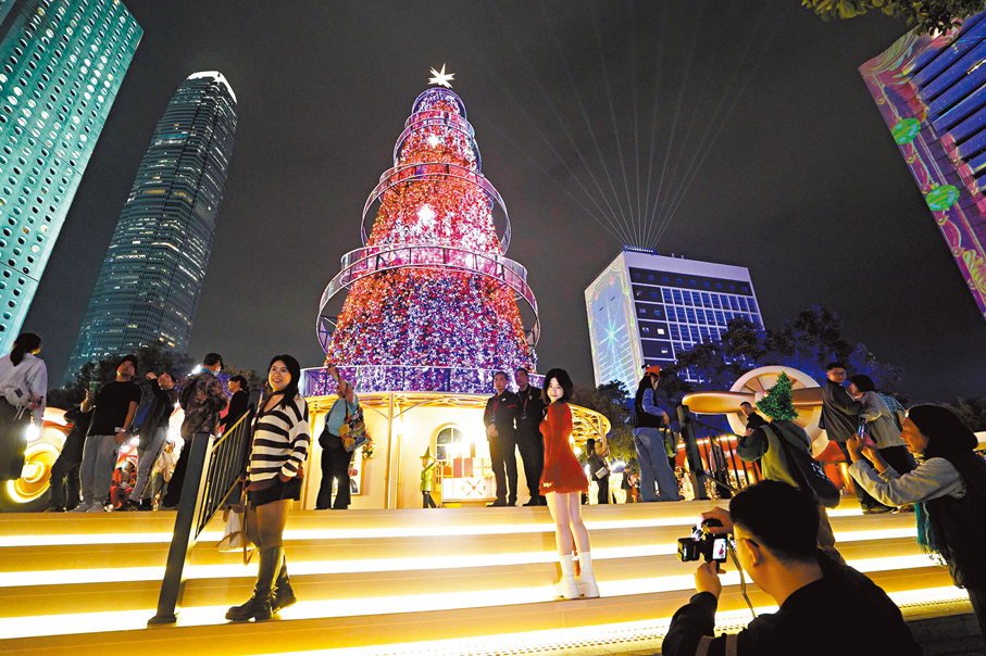 ●皇后像廣場的「冬日小鎮·中環」昨日重開。 香港文匯報者曾興偉  攝