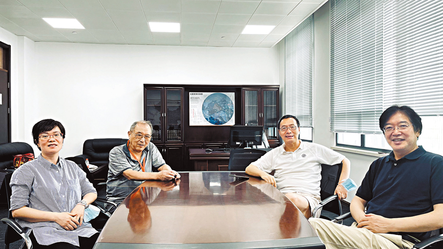 ●杜德斌（右一）與胡煥庸之子胡企中（左二）及相關專家討論《胡煥庸文集》編輯整理工作。