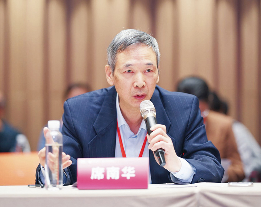 ●席南華致辭。