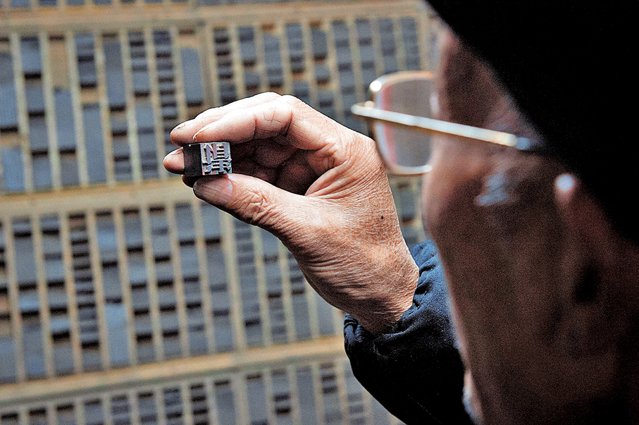 ●活字印刷技藝列入聯合國教科文組織非遺名錄。圖為工人檢查鉛字。 資料圖片