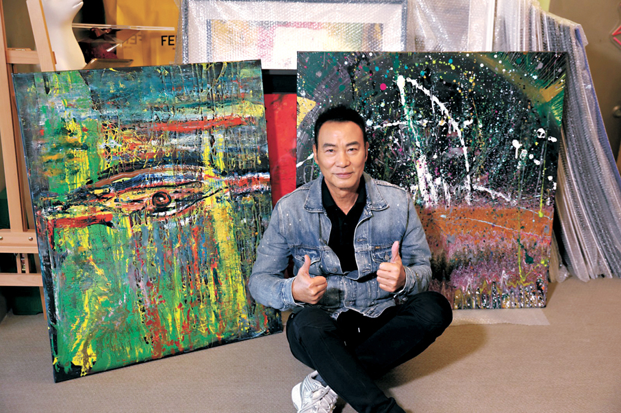 ●任達華稱每幅作品皆源於內心。   香港文匯報記者孫嘉蔚  攝
