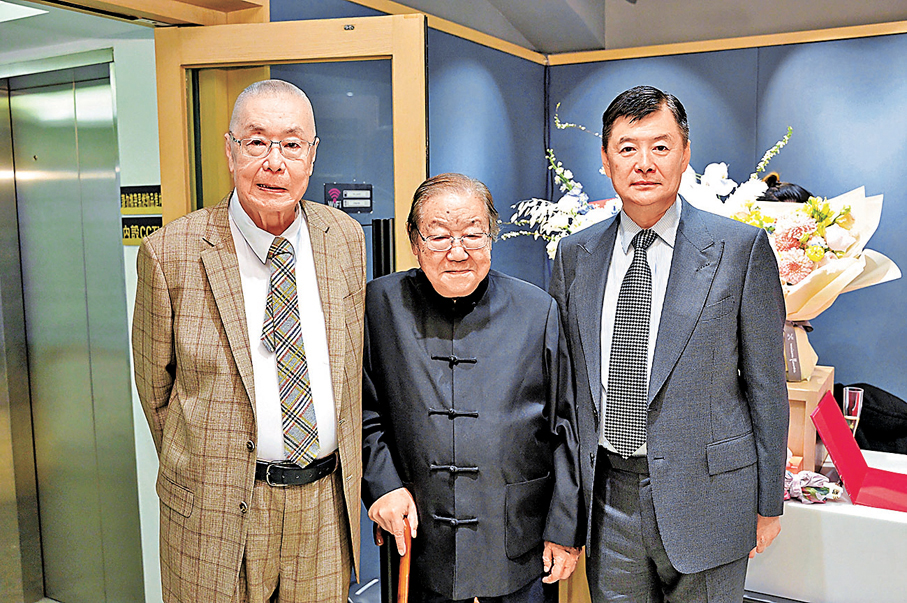 ●（左起）著名鋼琴家劉詩昆、著名學者金耀基與劉曉迎在展覽現場合影。  主辦方供圖