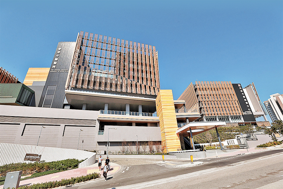 ●位於將軍澳百勝角的香港中醫醫院昨日正式開幕。 香港文匯報記者北山彥  攝