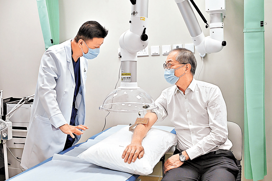 ●盧寵茂在醫院體驗艾灸治療。