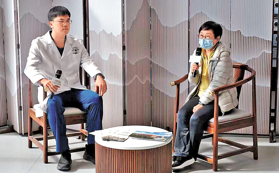 ●中醫師陳省良（左）指，中醫醫院將提供一站式服務，讓病人可即時做到檢查或轉介治療。首批病人之一的李五妹（右）認為醫院交通便利收費合理。 香港文匯報記者涂穴  攝