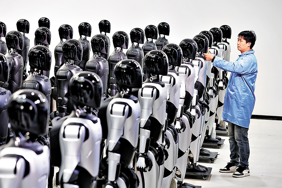 ●專家表示，建設全國統一大市場，正是中國社會主義市場經濟發展到更高水平的重要標誌。圖為12月8日，工程師在量產工廠調試機器人。 中新社