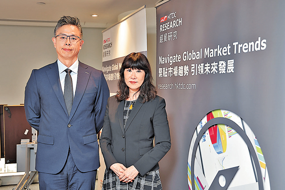 ●香港貿發局預測，本港今年全年總出口有望增長約13%，明年有望再有8%至9%的增長。圖為貿發局研究總監范婉兒（右）、專題研究及商務諮詢主管李業勤。