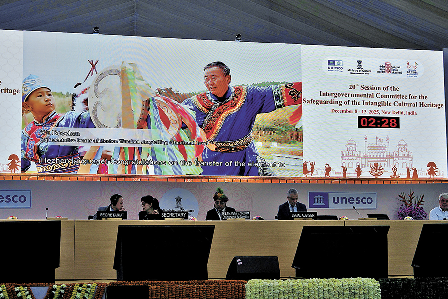 ●11日，在印度新德里召開的聯合國教科文組織保護非物質文化遺產政府間委員會第20屆常會上，中國申報的「赫哲族伊瑪堪」通過評審，成功從急需保護的非物質文化遺產名錄轉入人類非物質文化遺產代表作名錄。 新華社