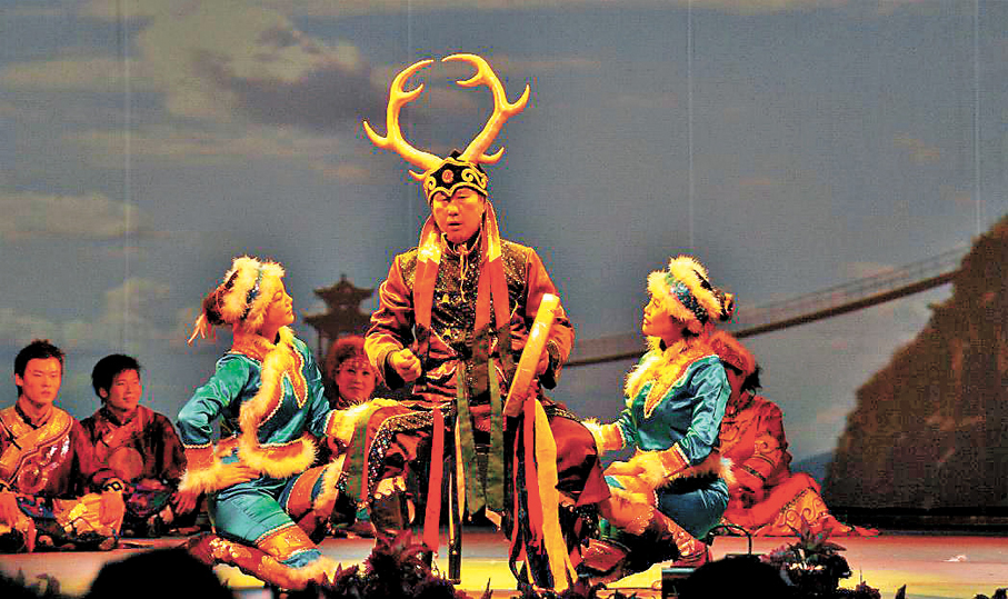 ●國家級赫哲族伊瑪堪代表性傳承人吳寶臣在中國漠河首屆藝術節上說唱伊瑪堪。香港文匯報黑龍江傳真