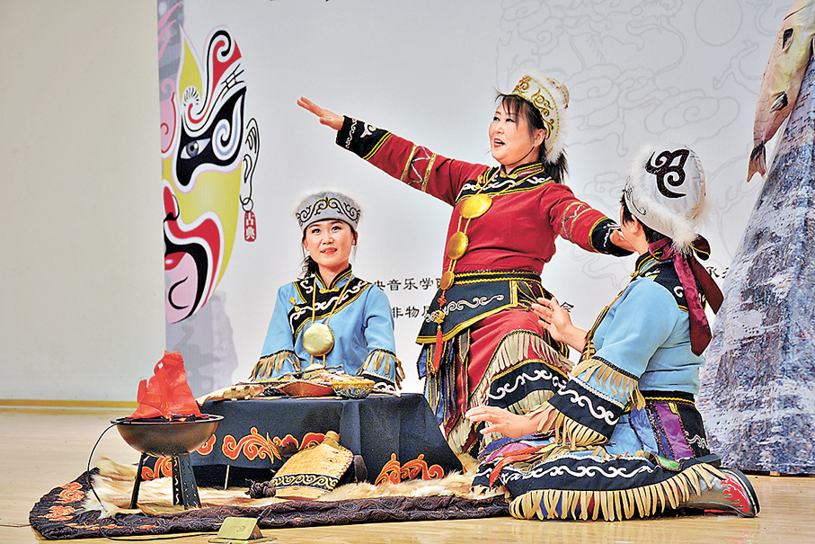 ●傳承人表演赫哲族伊瑪堪。香港文匯報黑龍江傳真