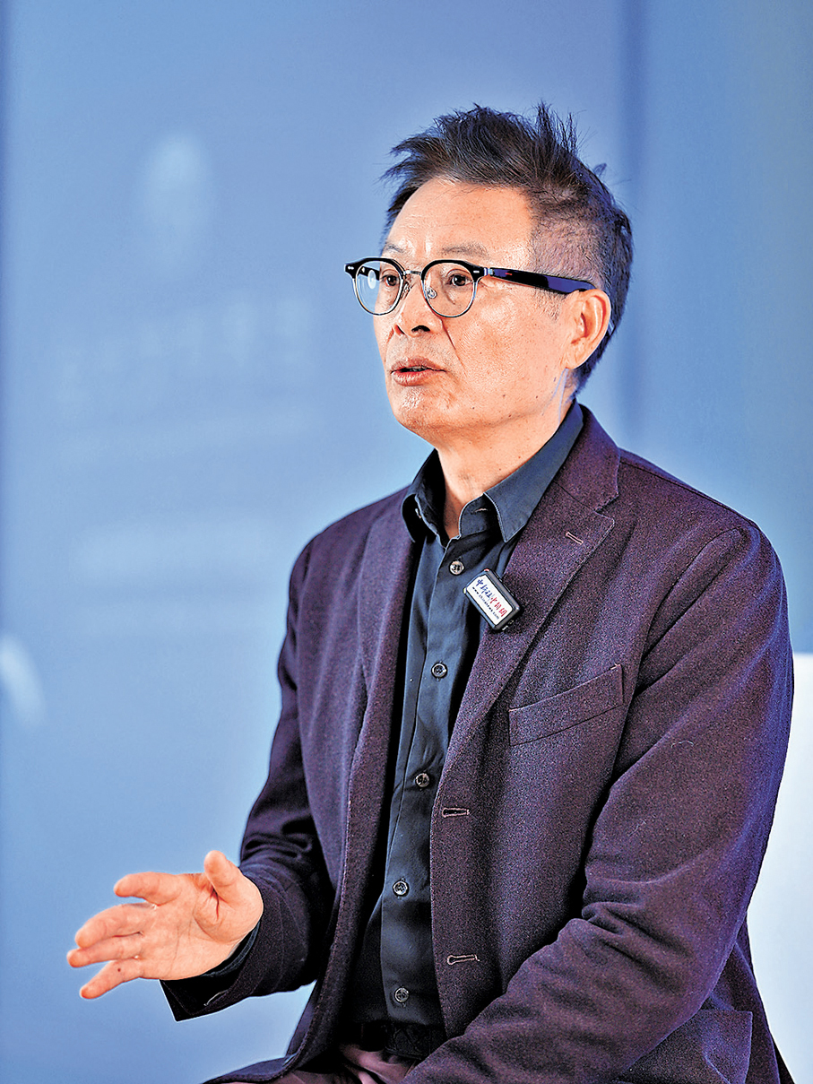 ●麥家認為，無論是昔日的「諜戰三部曲」還是今時的「故鄉三部曲」，本質並無區別。 中新社