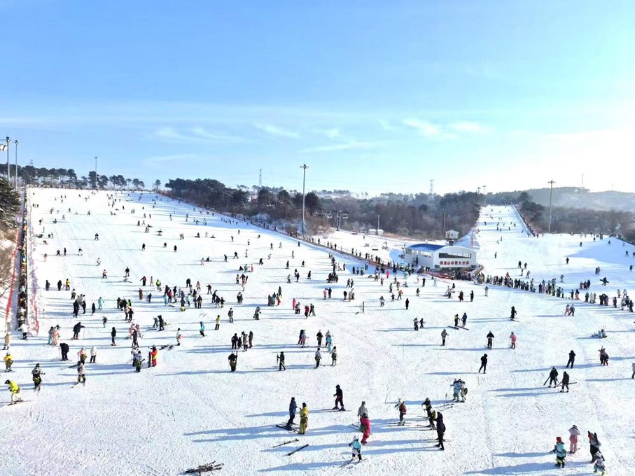 ●新雪季啟幕，瀋陽冰雪熱潮湧動。各大雪場迎來大批滑雪愛好者奔赴，圖為瀋陽棋盤山冰雪大世界內，遊客們馳騁雪道、暢享滑雪樂趣的熱鬧場景。  受訪者供圖