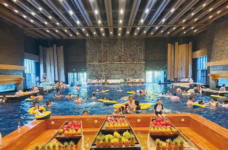 ●位於瀋陽清河半島溫泉度假酒店內的溫泉玩水項目，讓遊客在銀裝素裹的冰雪世界裏，感受別樣的遊玩體驗。  受訪者供圖