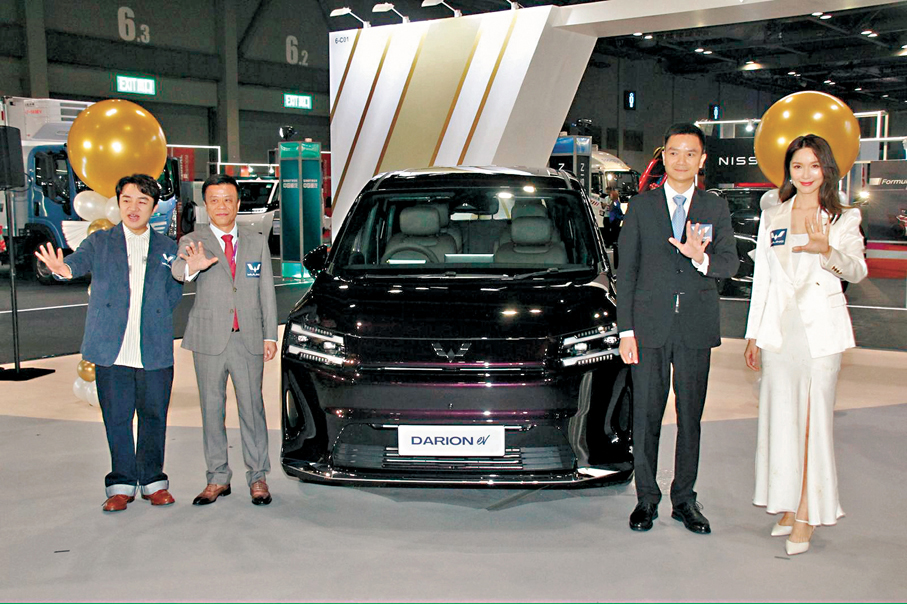 ●王祖藍與太太李亞男獲贈新款七人車。  香港文匯報記者達里  攝