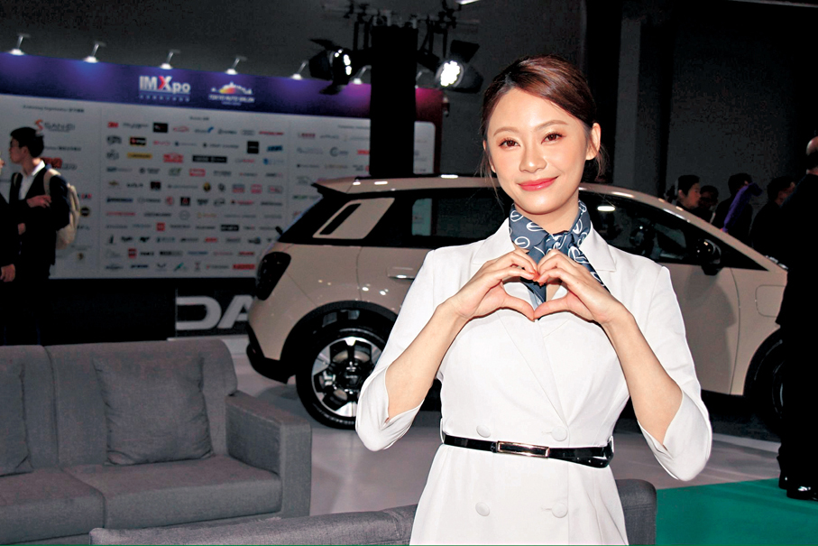 ●葉蒨文化身「銷售經理」派心。  香港文匯報記者達里 攝