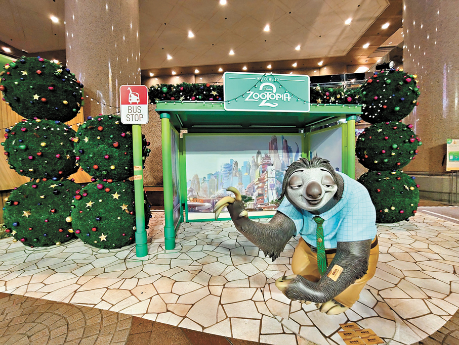 ●樹懶阿閃Flash正站着等巴士。