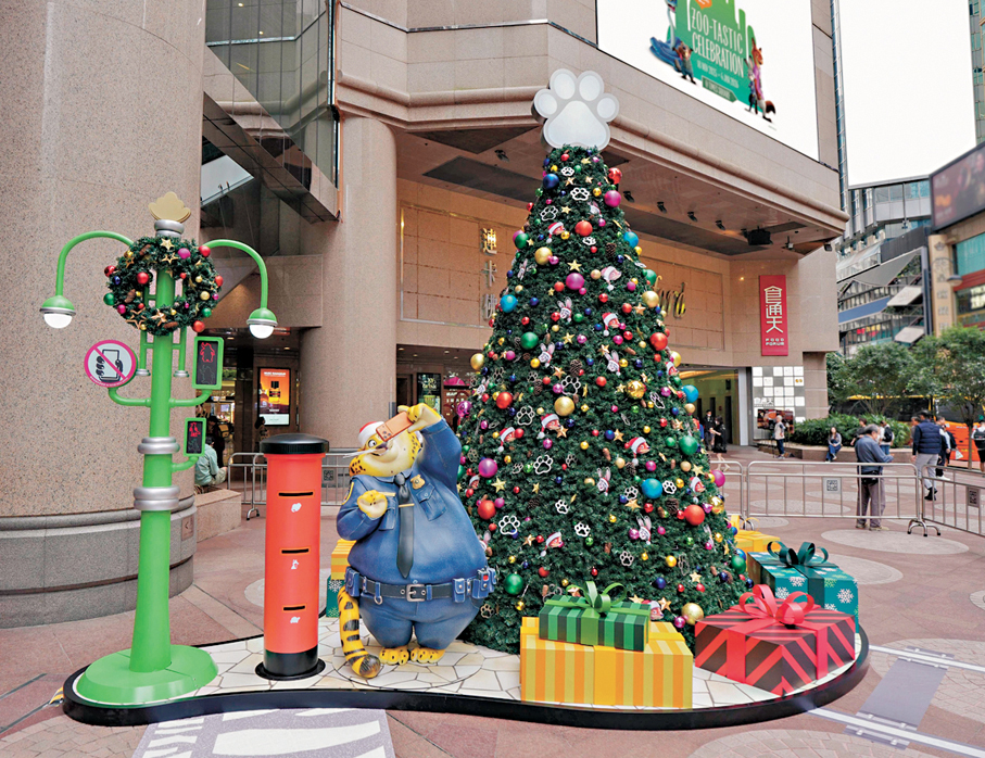 ●聖誕樹掛滿角色造型裝飾。