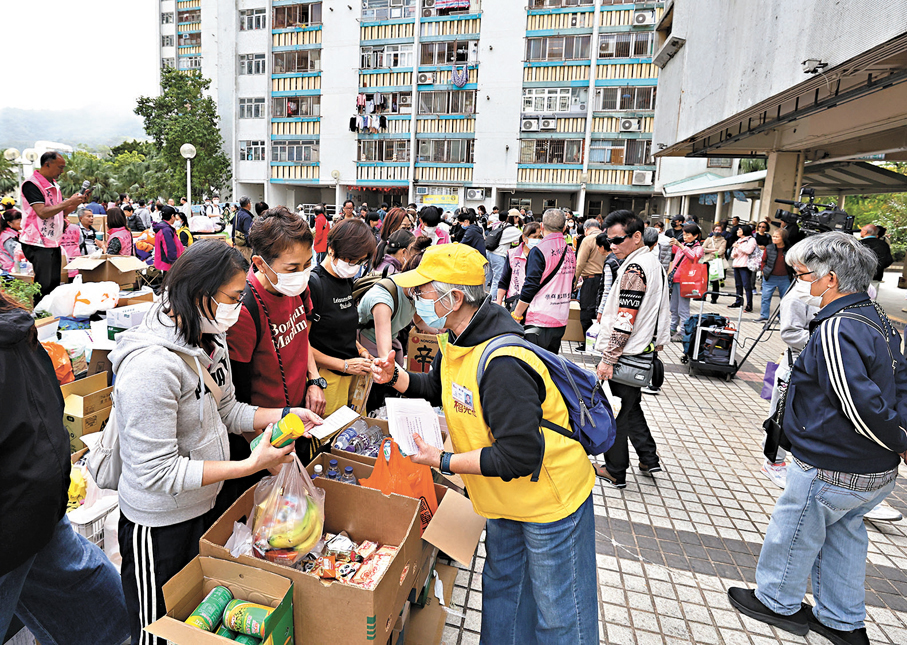 ●圖為熱心市民捐贈物資給災民領取。 資料圖片