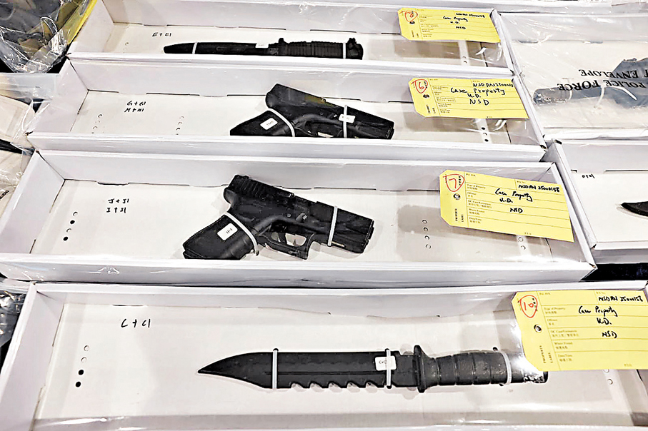 ●警方檢獲的氣槍及仿製短刀。香港文匯報記者劉友光  攝