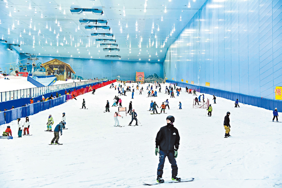 ●國家全方位擴大內需，投資者可關注文旅、冰雪經濟等產業。圖為廣州一室內滑雪場。資料圖片