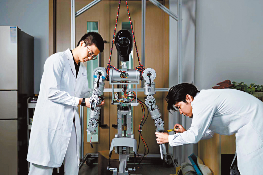 ●專家指出，中央經濟工作會議從頂層設計層面推動粵港澳大灣區國際科技創新中心建設，為香港創科發展釋放三大核心利好。圖為香港科技大學科研人員在河套深圳園區內進行研究。資料圖片