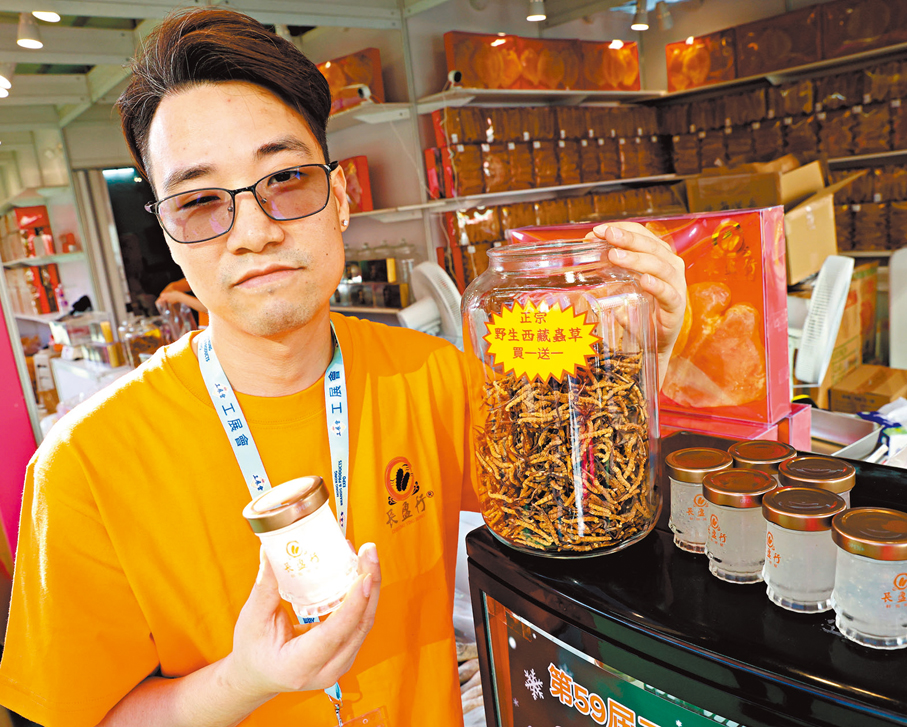 ●長盈行負責人吳先生表示，將推出蟲草「買一送一」。 香港文匯報記者萬霜靈  攝