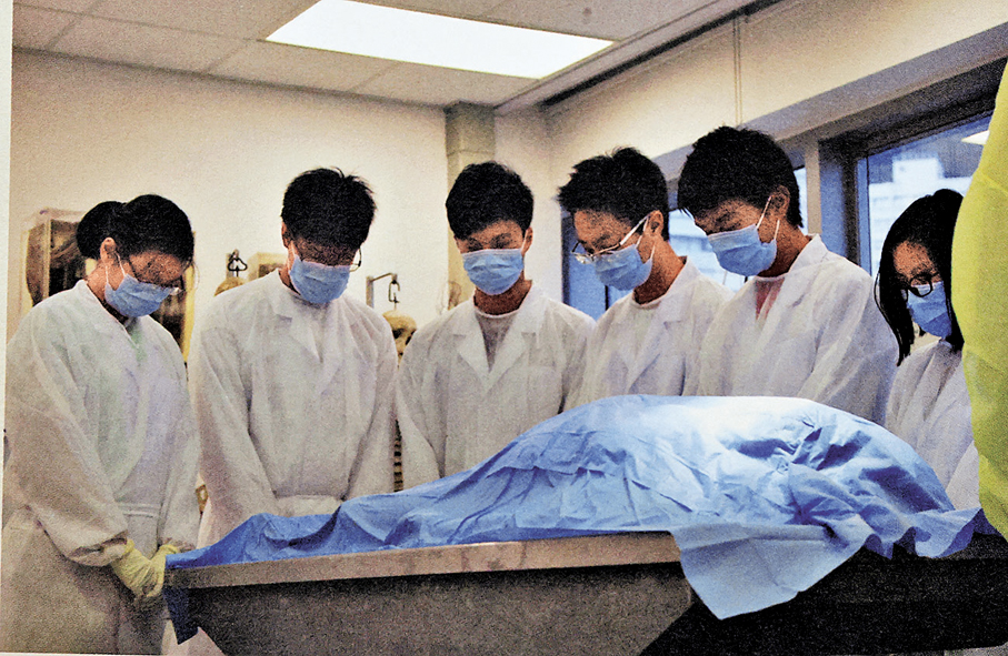 ● 港大醫學院學生在解剖室接觸大體老師。（翻攝自《大體大得》）    香港文匯報記者萬霜靈 攝