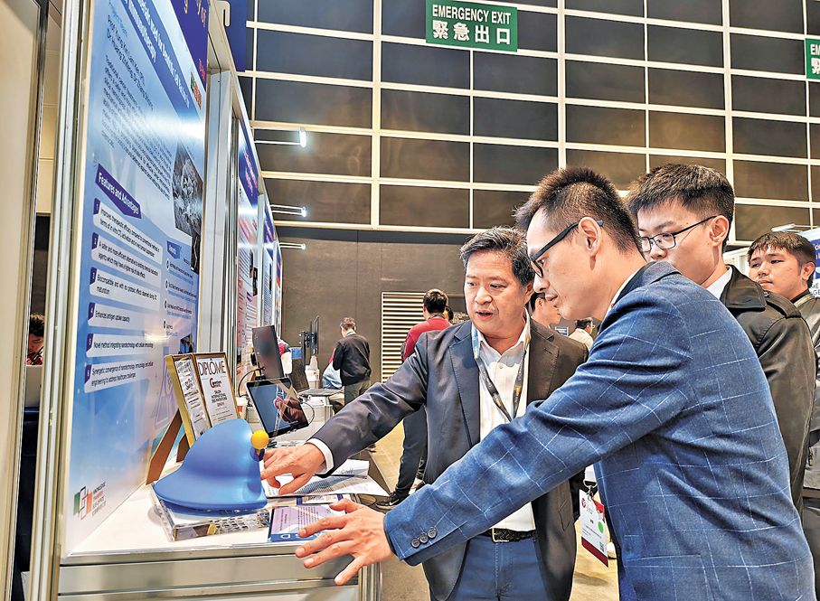 ●翁建霖展示其「用於癌症免疫治療的樹突狀細胞疫苗的新型生物材料」的研發。 教大圖片