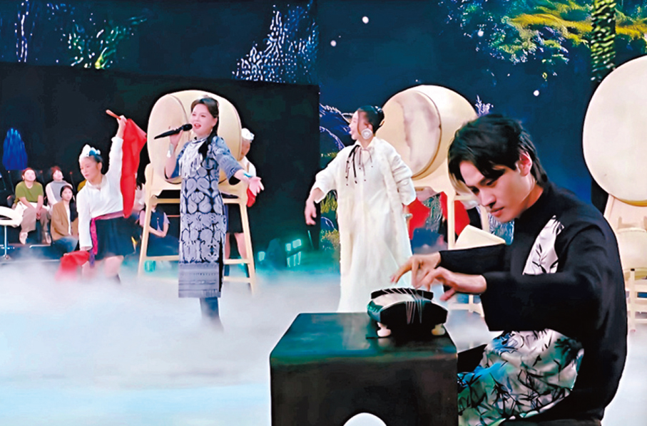 ●武懷琛與藝術家合作演繹古琴與苗鼓的融合曲目《天生傲鼓》在央視演出。 香港文匯報瀋陽傳真