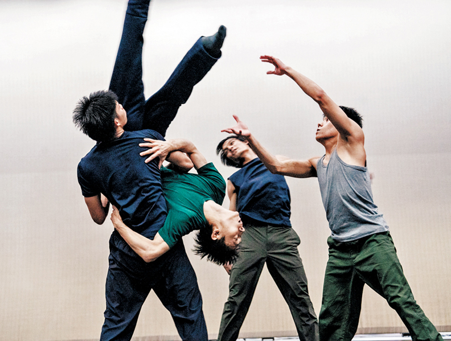 ●當代舞大師威廉·科西的經典作品《N.N.N.N》是四位男舞者間的動作變奏。 