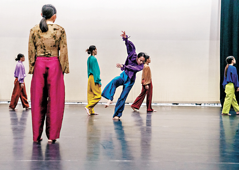 ●由7位女舞者演繹的《月》詮釋出女性力量的各種面向，柔軟與銳利並存。