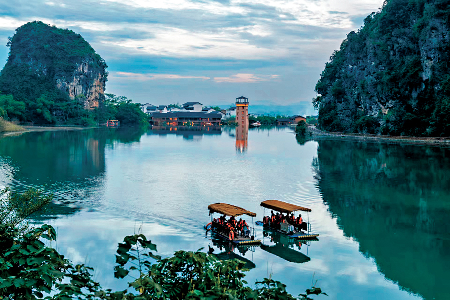 ●天琴壯寨恍若世外桃源，青山環繞，綠水潺潺，半抱的山巒如同守護者，靜靜地擁抱着這片古老的土地。