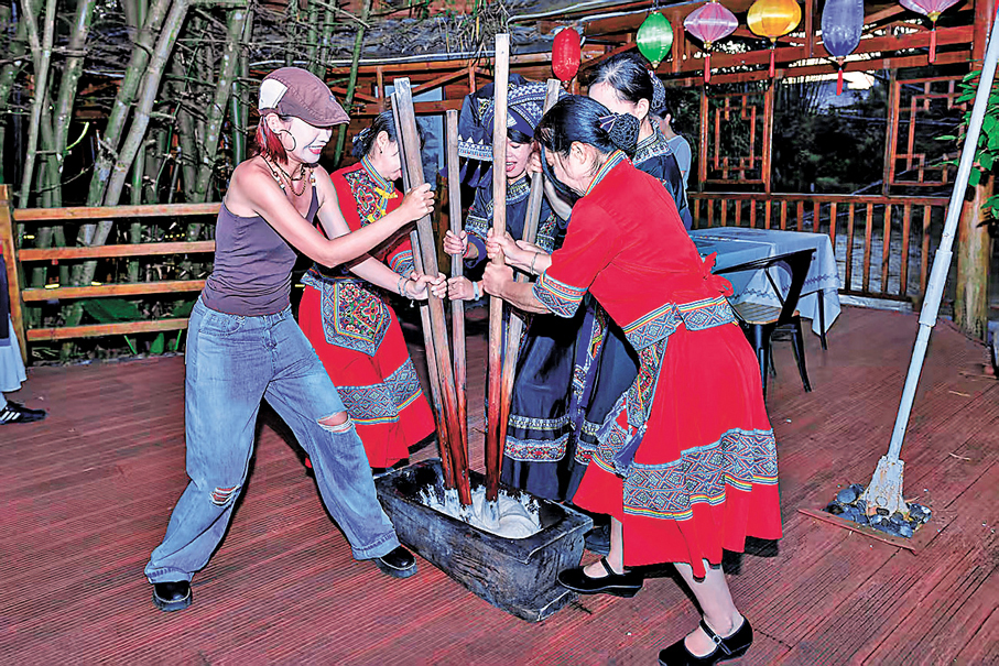 ●與壯寨姐妹一起打糍粑。