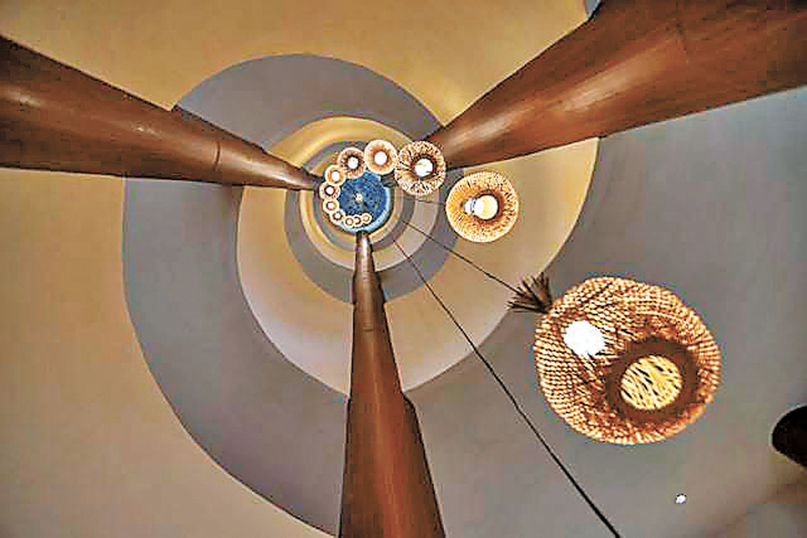 ●在壯寨圖書館內仰觀螺旋式階梯。