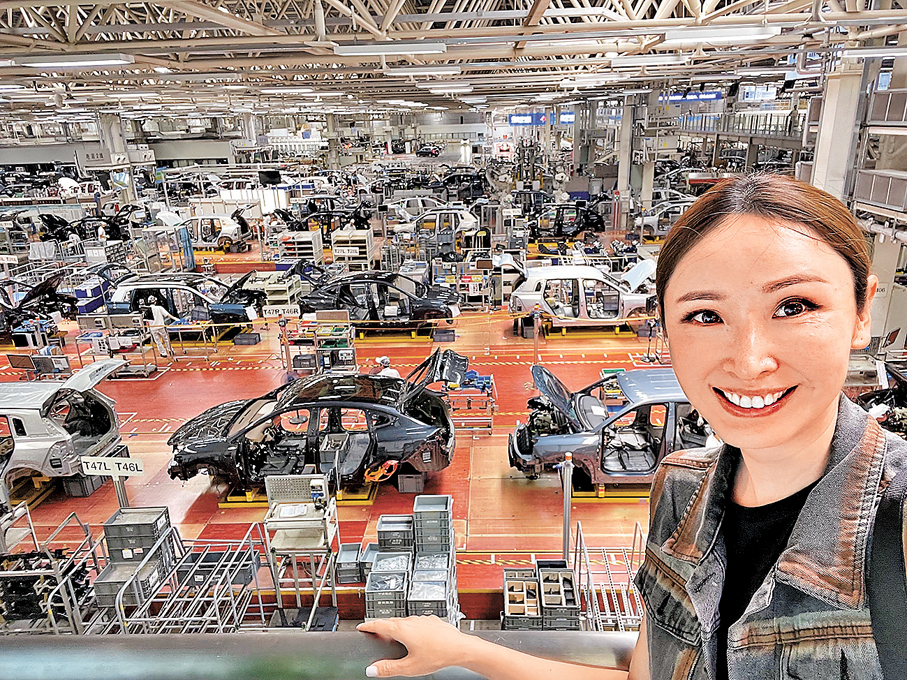 ●陳貝兒在廣汽埃安智慧工廠內進行採訪拍攝。